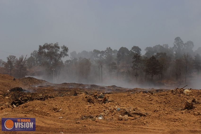 Sofocado en un 80%, incendio del basurero municipal de Uruapan