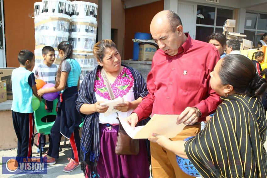 Entrega SEE material de apoyo educativo a planteles en la Isla de Janitzio