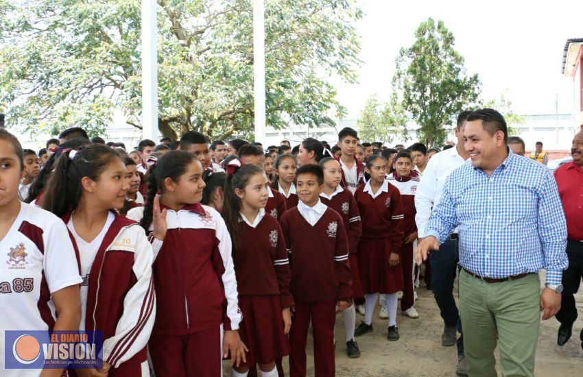 Entregó Víctor Manríquez, techumbre en la Secundaria Técnica 85 de Toreo el Bajo
