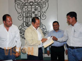 Recibió Leonel Godoy Rangel donativo de diputados del PRD.
