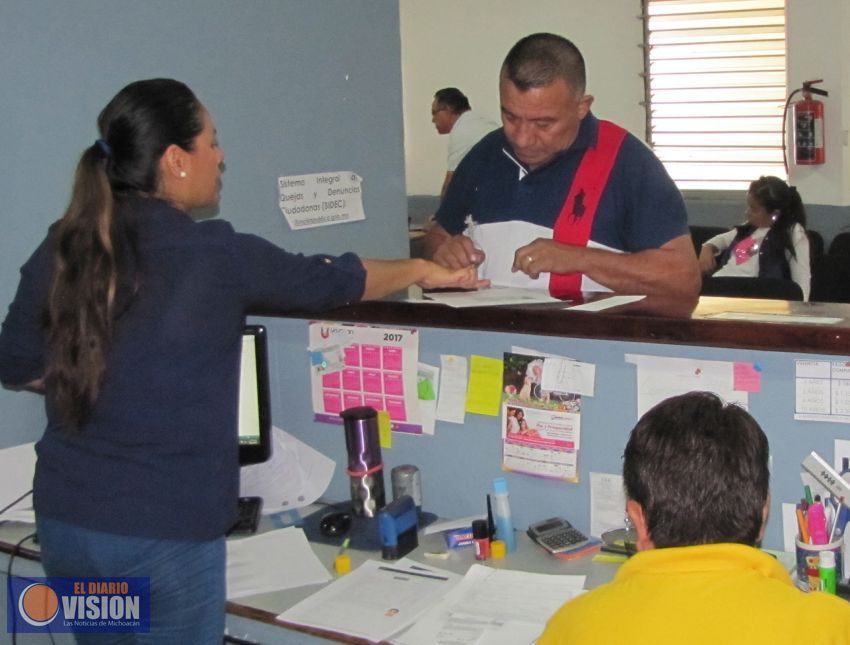 Brindan autoridades municipales, asesoría en el Centro de Atención al Migrante