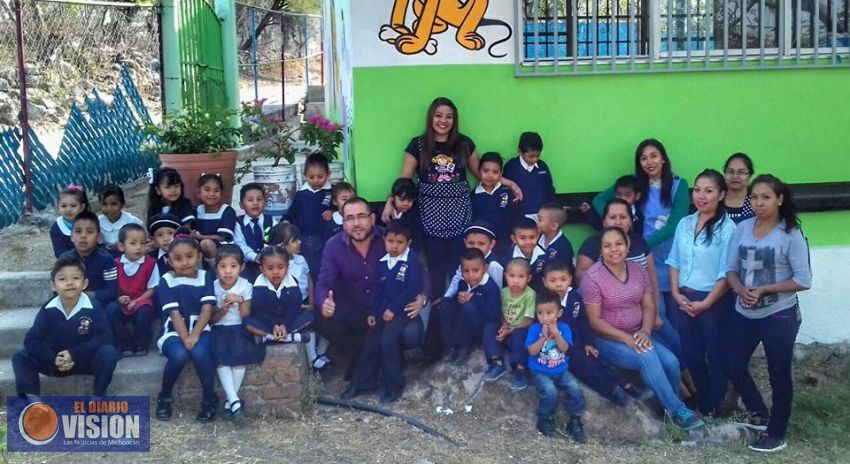 Apoya Edil de Huandacareo con apoyos para infraestructura escolar en preescolar