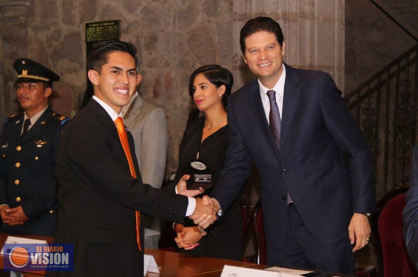 Ayuntamiento entrega la Presea al Merito 