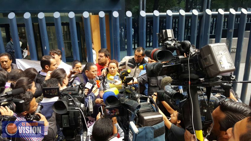 Periodistas michoacanos presentan denuncia ante la PGR por secuestro de compañero 