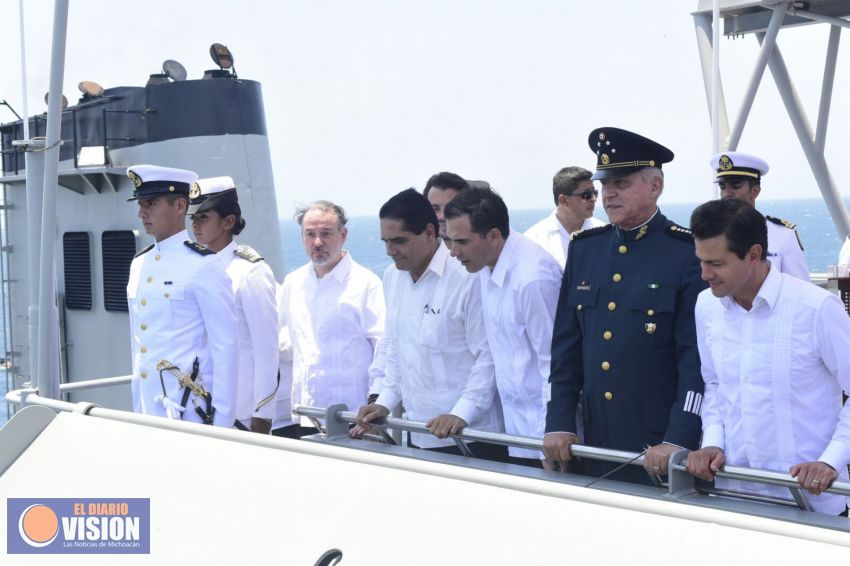 Encabezan  Peña Nieto y Silvano Aureoles ceremonia solemne en la mar de evocación a los marinos