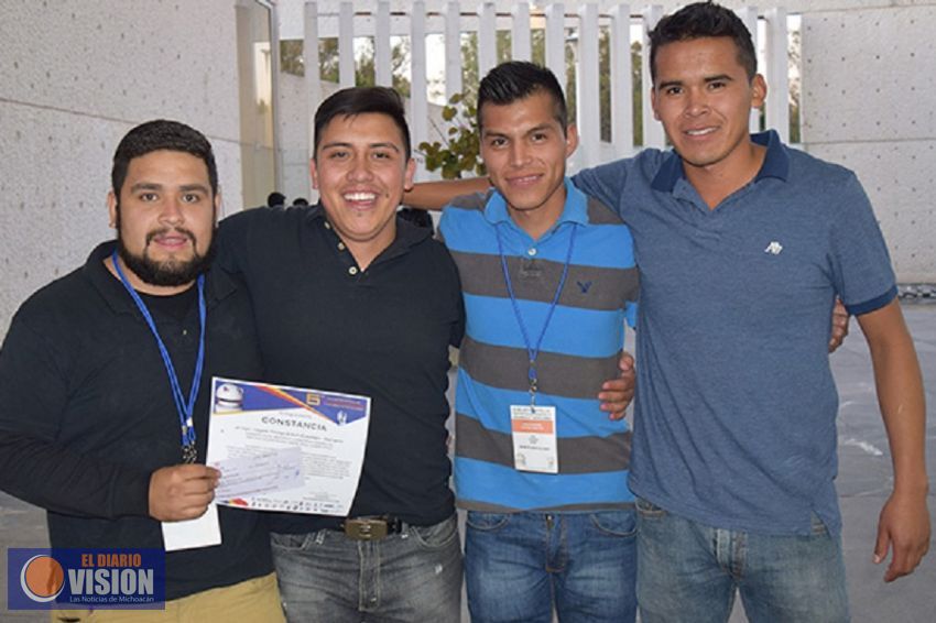 Alumnos del Tec de Pátzcuaro crean guante que traduce el lenguaje de señas a escrito