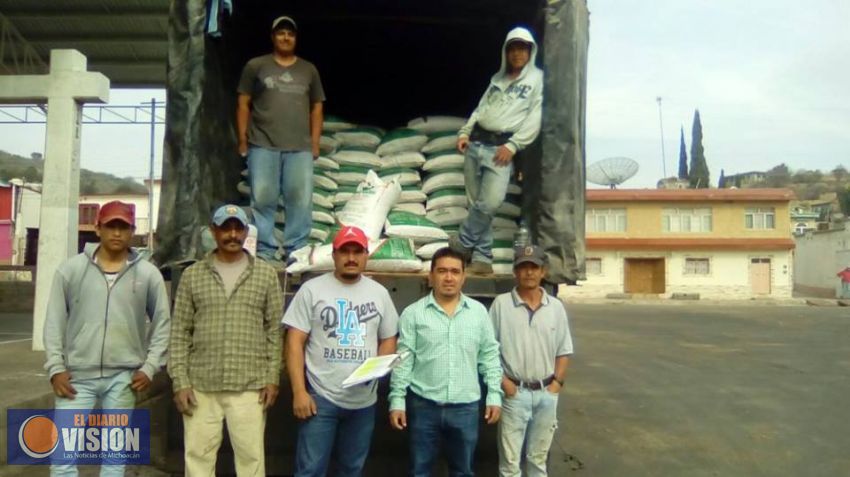 Entrega Presidente Municipal de Coeneo fertilizante y semillas a productores 