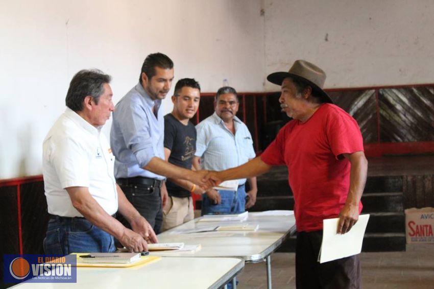 Entregan en Erongarícuaro titulos de propiedad a 7 cooperativas pesqueras 