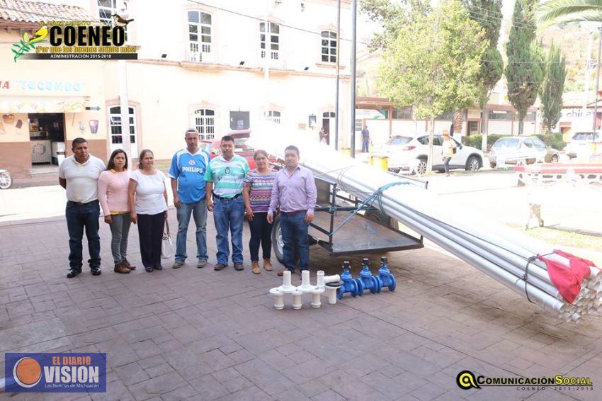 Edil de Coeneo entrega tubería para comunidad de Las Mesas 