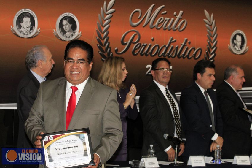 El periodista michoacano Macario Ramos, recibió reconocimiento al Mérito Periodístico por el Senado
