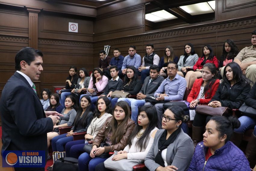 Deben jóvenes incluirse en la política: Ernesto Núñez