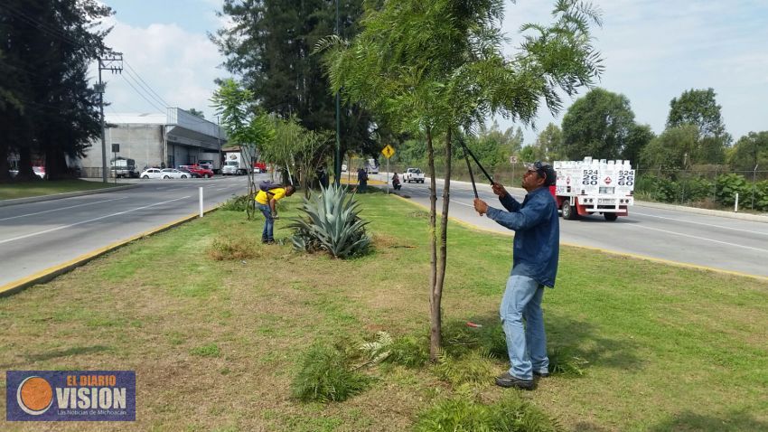 Mejoran imagen del Libramiento Oriente y Boulevard Industrial en Uruapan 