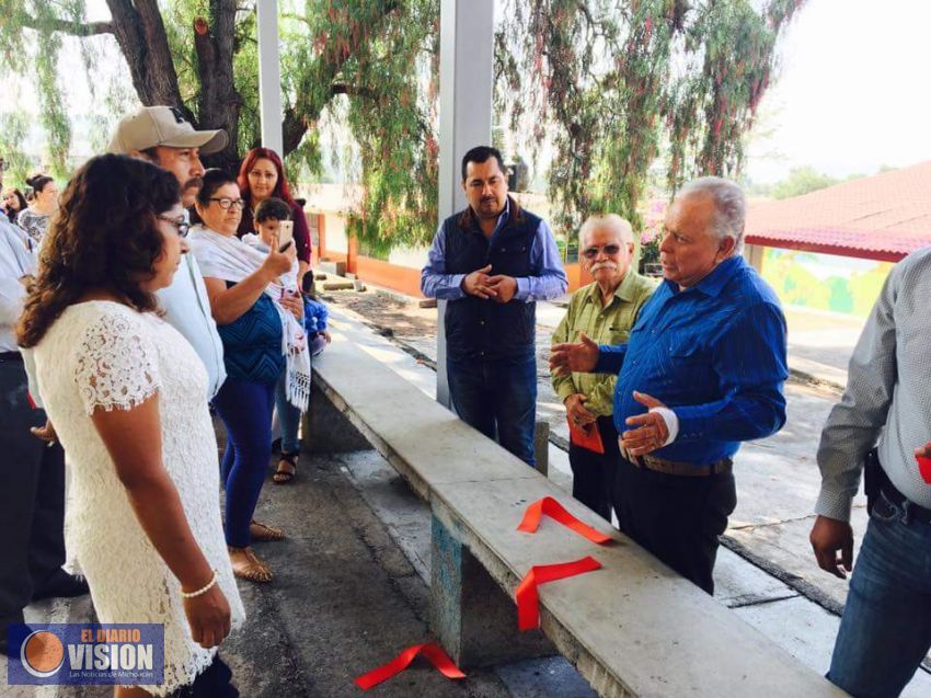 Baltar Gaona inaugura techumbre en escuela de la comunidad de Jamaica