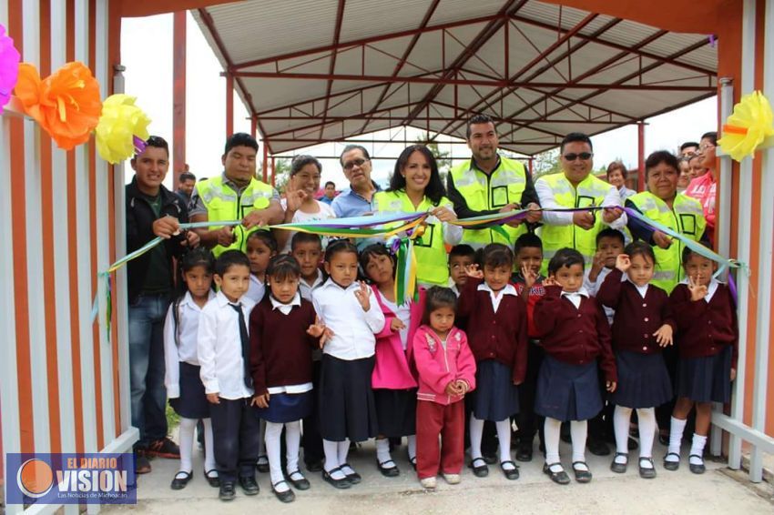 Inaugura Alcalde de Erongarícuaro el bardeado del Jardín de Niños 