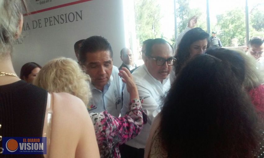 Silvano Aureoles y Gerónimo Color entregan recursos del Programa para Adultos Mayores de 65 y Más
