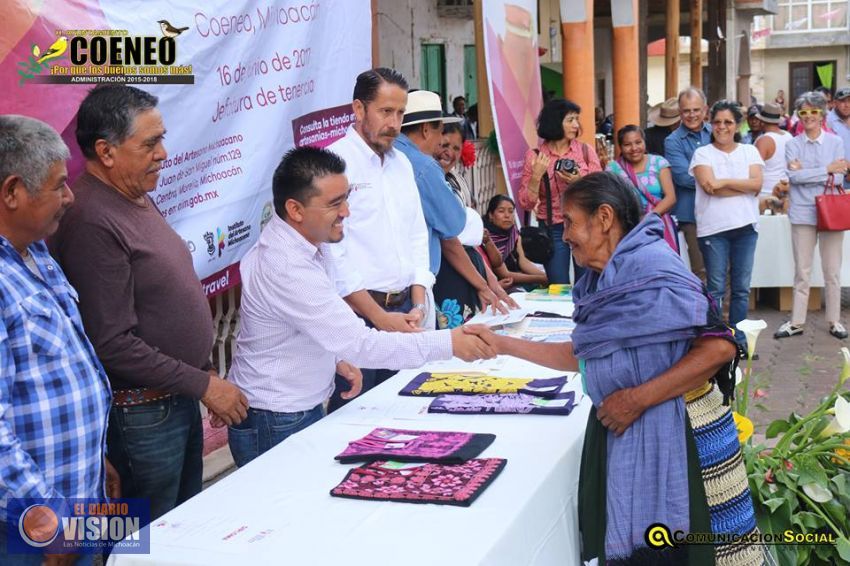 Premian a ganadores del XXXII Concurso Artesanal de Textiles de Algodón bordado y Alfarería