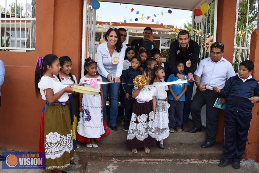 Inaugura Presidente Municipal de Erongarícuaro varias obras en escuela primaria 