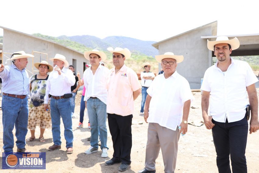 Supervisan Gilberto Zarco y Elías Ibarra obras en Comunidad Modelo de Chuihero