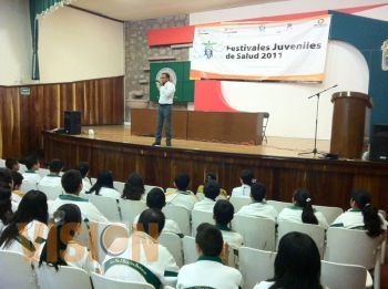 Jóvenes de Zitácuaro y Ocampo reciben conferencias de salud