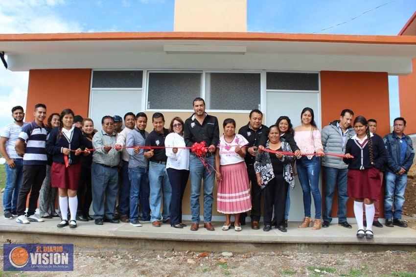 Inaugura edil de Erongarícuaro obras en la Telesecundaria 