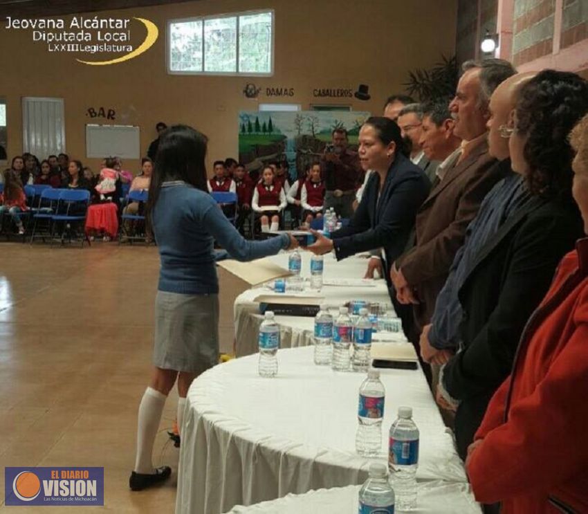 Acompaña la diputada Jeovana Alcántar clausura del CEMSAD plantel Huajúmbaro