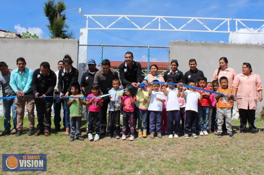 Restauran barda perimetral en escuela de Erongarícuaro 