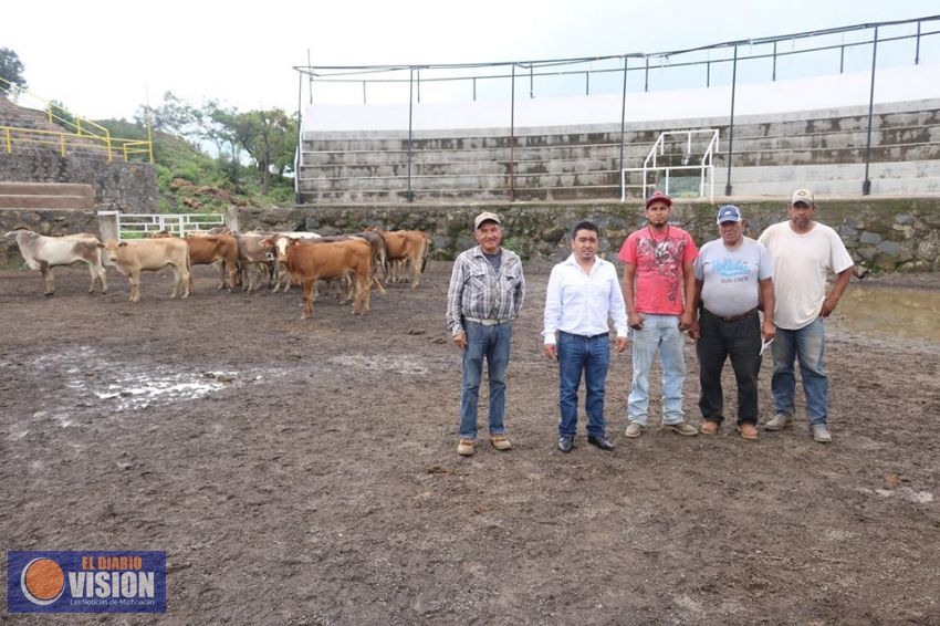 Alcalde de Coeneo hizo entrega del Programa de Desarrollo Ganadero
