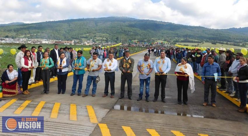 Pavimentan e introducen servicios en el acceso al Colegio de Bachilleres de Arantepacua