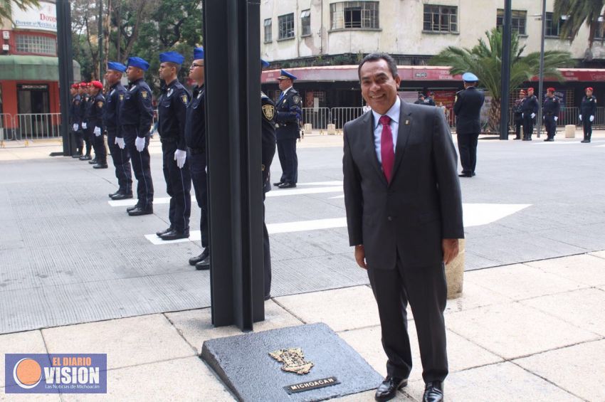 Asiste Adrián López a izamiento de escudo de Michoacán la Plaza de la República.