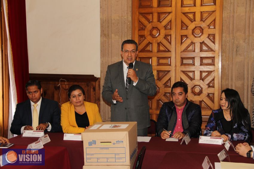 Entrega Wilfrido Lázaro al jurado calificador, los trabajos del Quinto Parlamento Juvenil