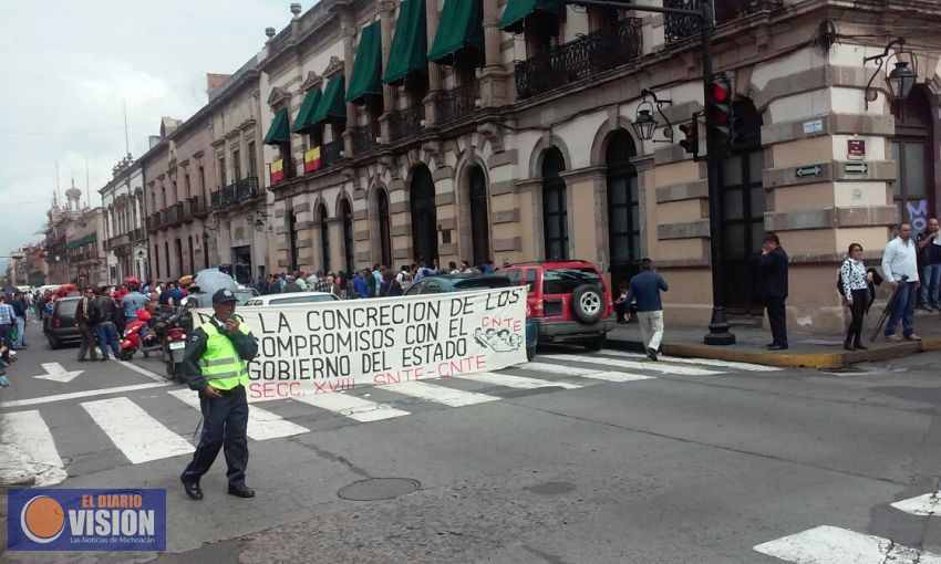 CNTE toma Congreso del Estado en Morelia.