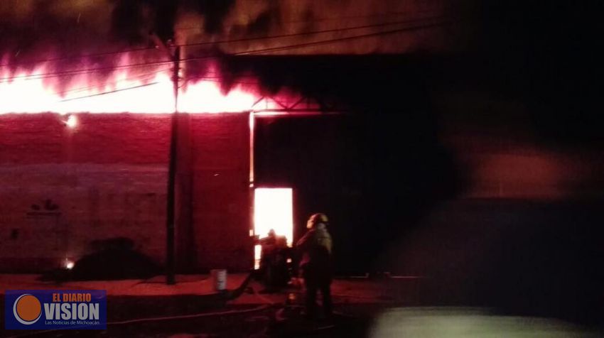 Combaten incendio Protección Civil y Bomberos de Tarímbaro