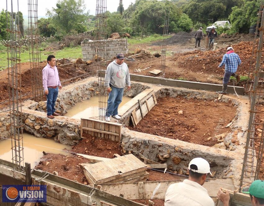 Presidente municipal de Coeneo supervisa avances de la construcción del Telebachillerato 
