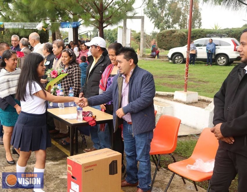 Edil de Coeneo entrega equipo de cómputo y comedor escolar
