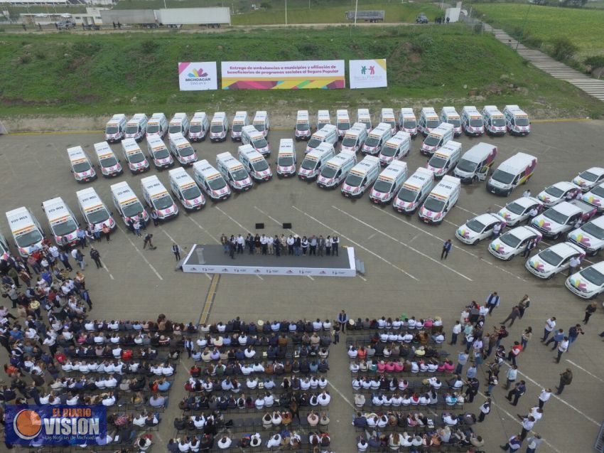 Realiza Silvano Aureoles entrega histórica de ambulancias a municipios michoacanos