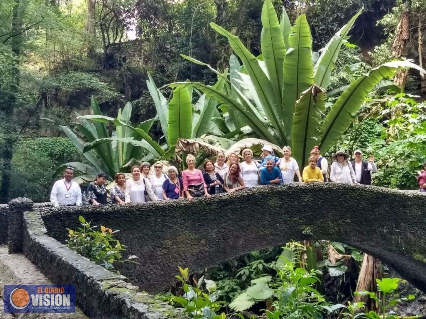 Abuelitos realizan visita cultural a Uruapan