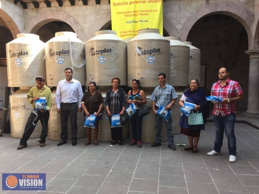 Benefician con tinacos a comunidades de Tarímbaro 