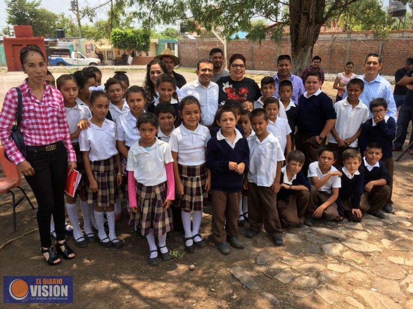 Pajacuarán se beneficia con desayunadores escolares 