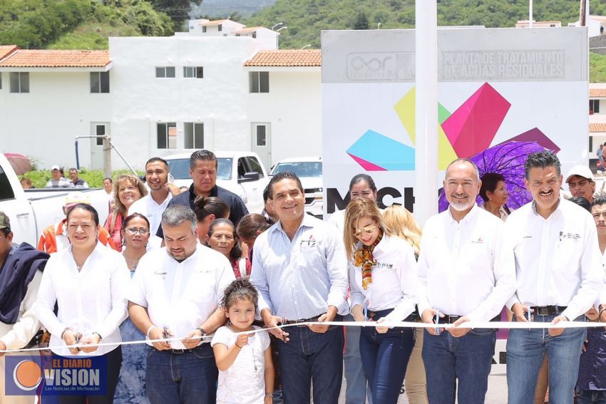 Cumple Gobernador con familias afectadas por lluvias atípicas de 2010 en Tuxpan 