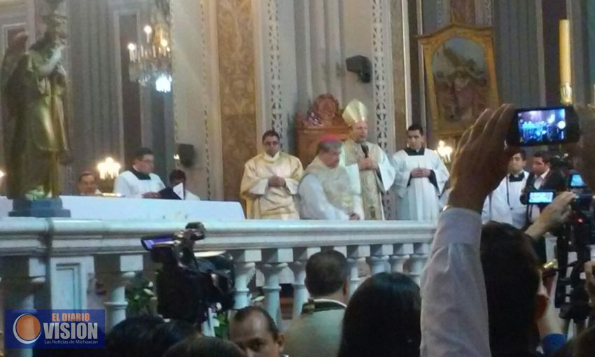 Arzobispo Carlos Garfias Merlos recibe Palio Arzobispal.