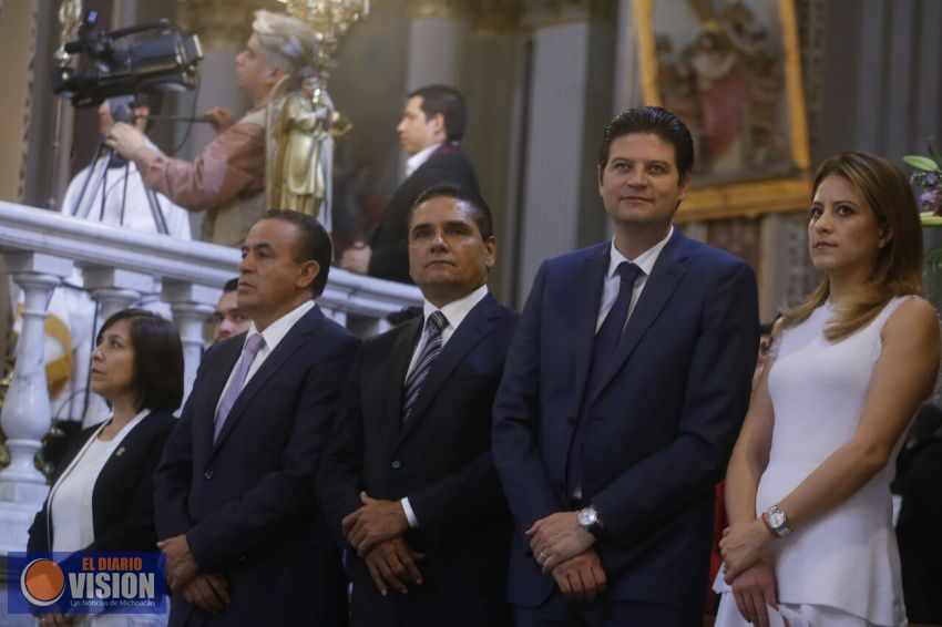 Acompaña Gobernador a Carlos Garfias en la imposición del Palio Arzobispal
