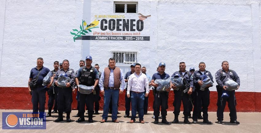 Cuerpo policiaco de Coeneo son beneficiados con uniformes 