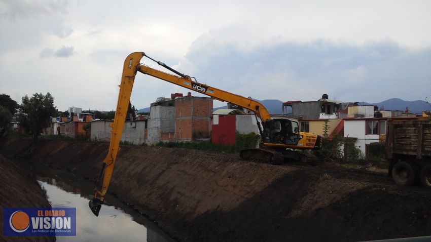 OOAPAS realiza limpieza en las margenes del Rio Grande.