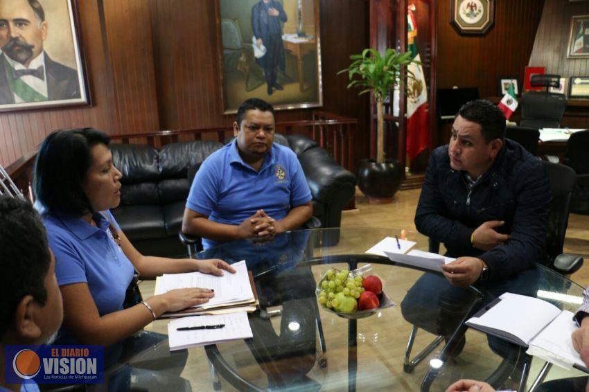 Apoya Víctor Manríquez, a migrantes de la tercera edad