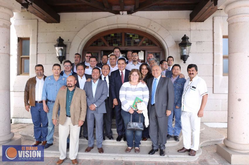 Fortalece Gobernador trabajo conjunto con munícipes 