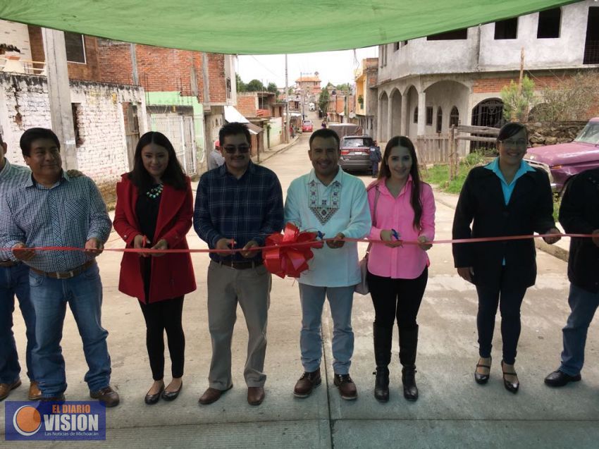 Inauguran pavimentación de calles y drenaje sanitario en Charapan 