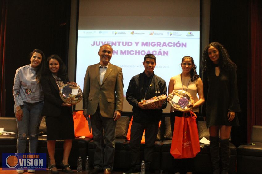 Jóvenes binacionales visitan su estado natal, comparten experiencias 