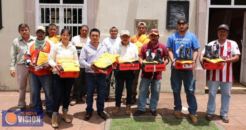 Ayuntamiento de Coeneo entrega uniformes a la brigada de protección y combate a incendios 