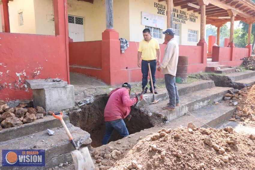 Edil de Coeneo inicia construcción de techumbre y rehabilitación de cancha en una comunidad 