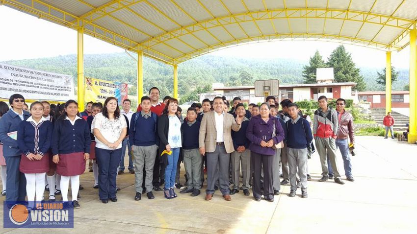 El Ayuntamiento de Nahuatzen entrega techado en la Telesecundaria de Arantepacua